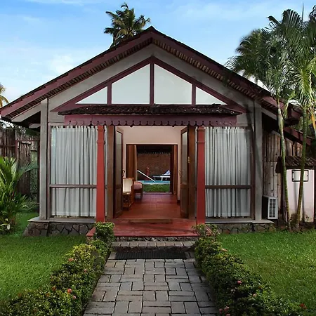 Abad Whispering Palms Hotel Kumarakom Exterior photo