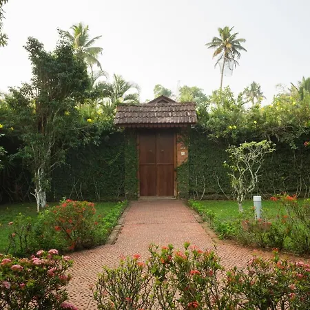 Abad Whispering Palms Hotel Kumarakom Exterior photo