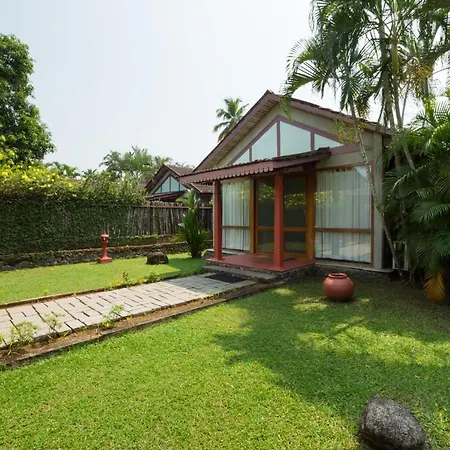 Abad Whispering Palms Hotel Kumarakom Exterior photo