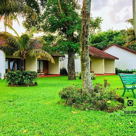 Abad Whispering Palms Hotel Kumarakom Exterior photo