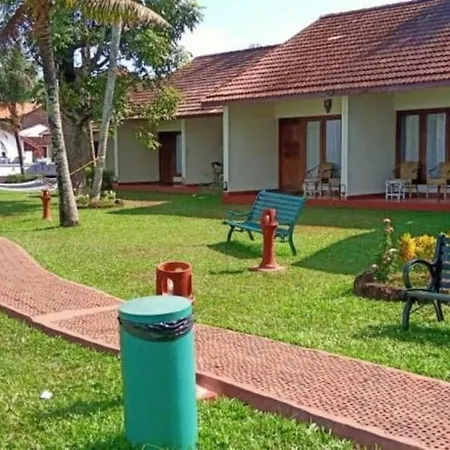 Abad Whispering Palms Hotel Kumarakom Exterior photo