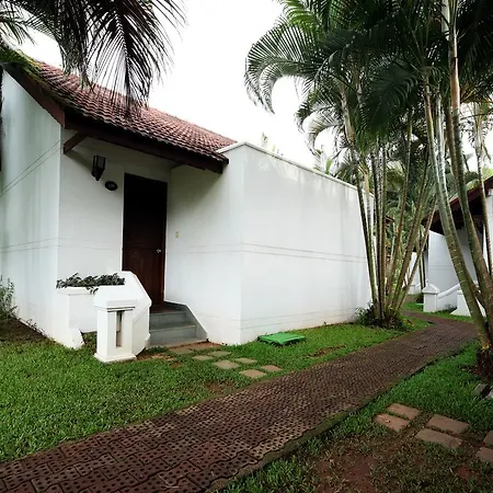 Abad Whispering Palms Hotel Kumarakom Exterior photo