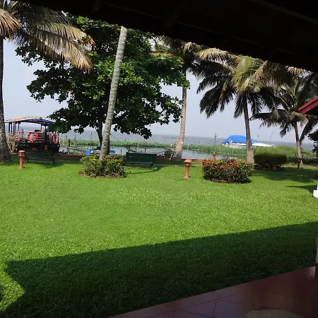 Abad Whispering Palms Hotel Kumarakom Exterior photo