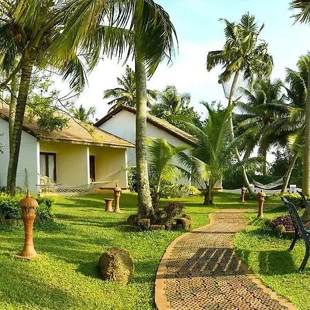 Abad Whispering Palms Hotel Kumarakom Exterior photo