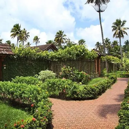 Abad Whispering Palms Hotel Kumarakom Exterior photo