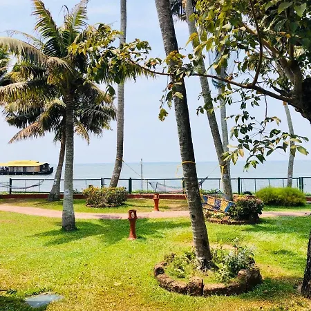 Abad Whispering Palms Hotel Kumarakom Exterior photo