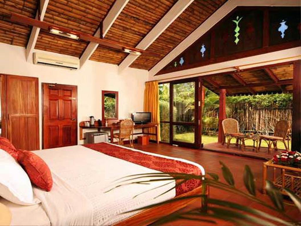 सहारा Abad Whispering Palms 4*