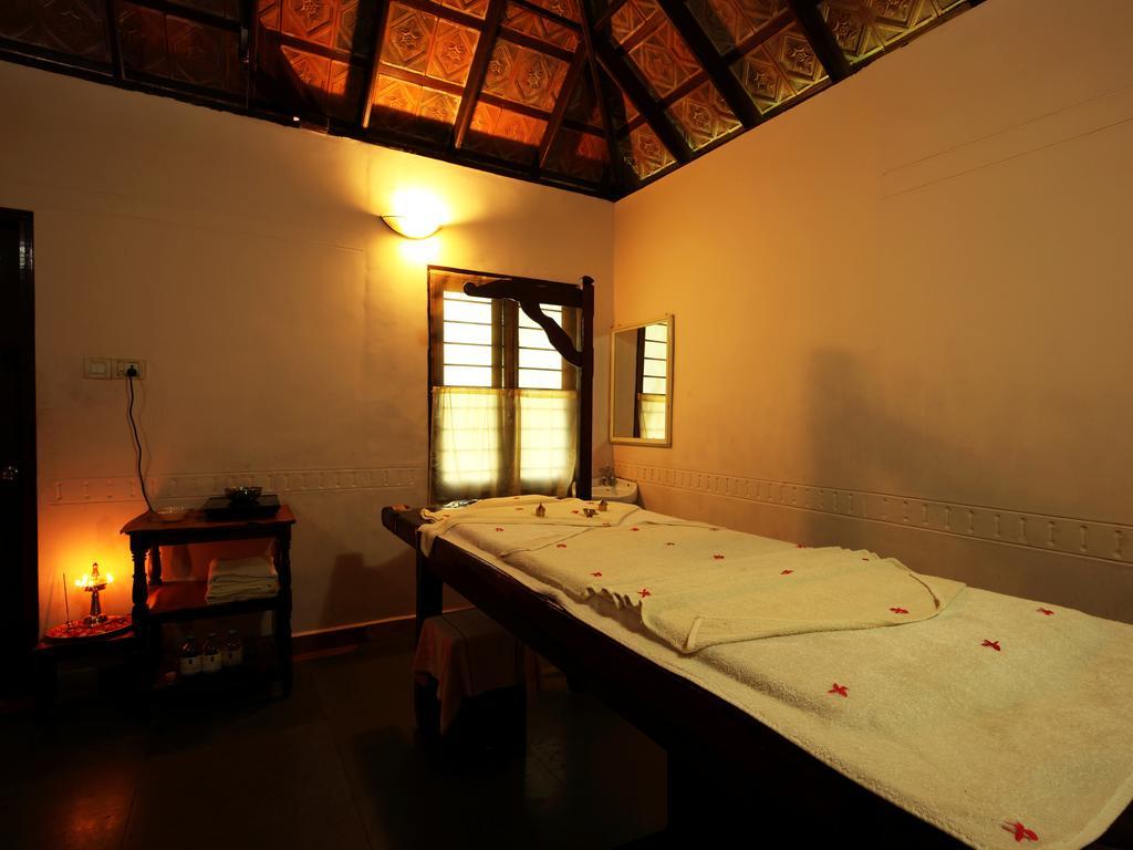 सहारा Abad Whispering Palms Kumarakom