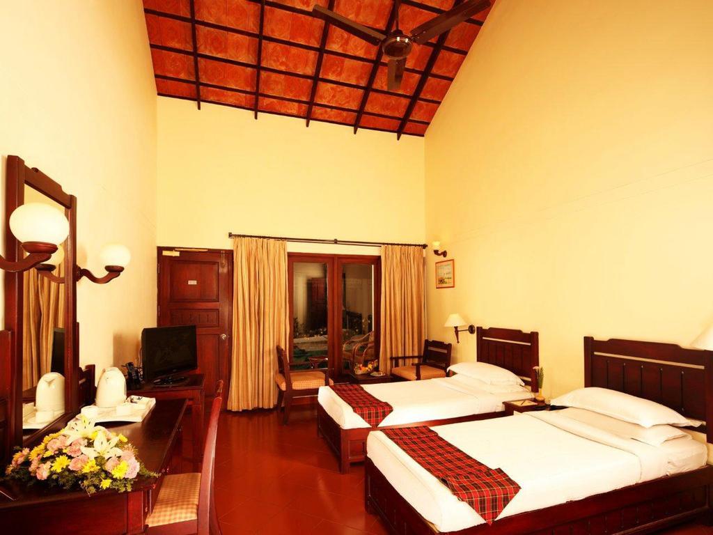 Abad Whispering Palms सहारा Kumarakom