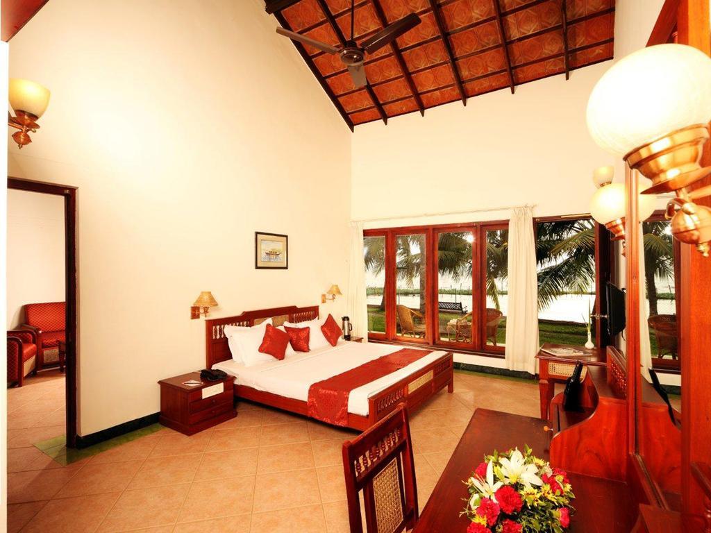 सहारा Abad Whispering Palms Kumarakom