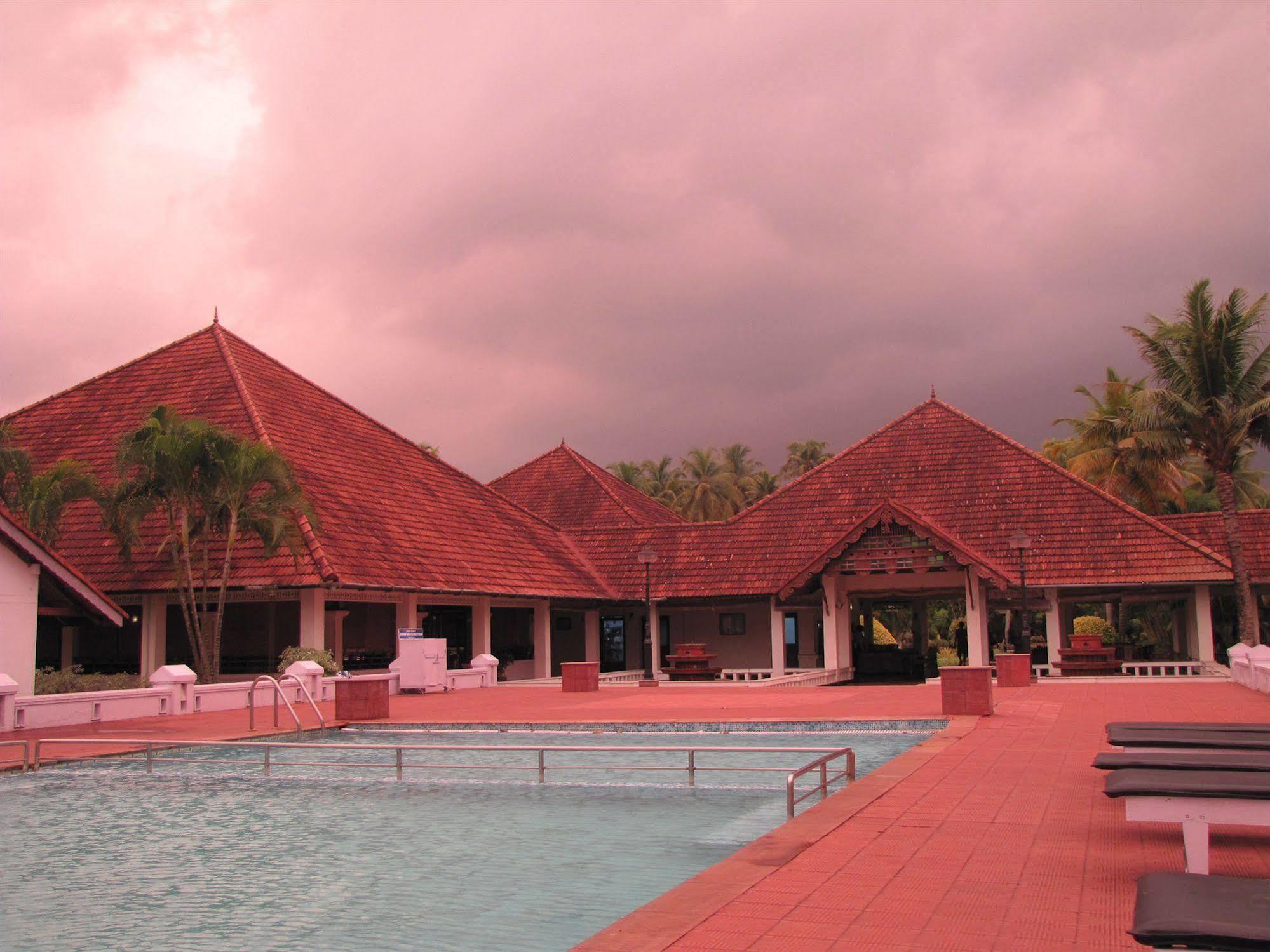 सहारा Abad Whispering Palms Kumarakom